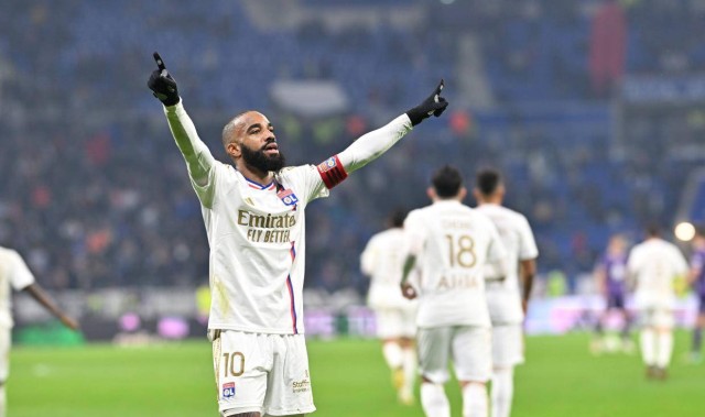 曼联官方对手观察报告：里昂3-1升至法甲欧冠区，双线争欧冠资格