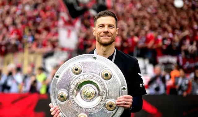 凯恩基因显威，拜仁领跑德甲积分榜，奥格斯堡势头强劲