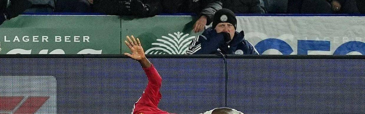 曼联重伤小妖可自主行走，有望避免赛季报销！中卫现魔咒人人受伤