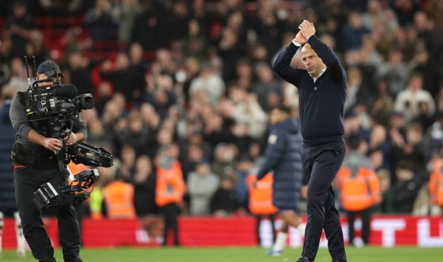 颁奖杯，开香槟！同城死敌送大礼，阿森纳遭平再丢分，利物浦躺冠