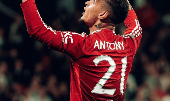 曼联抬价清洗安东尼！前教练直言：我当他是儿子，但绝不引进！