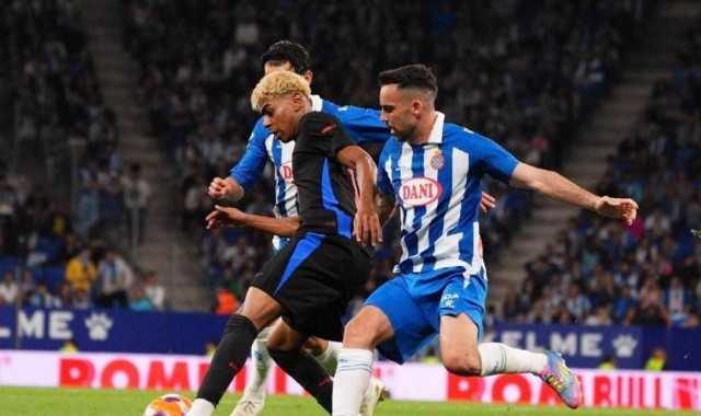 加泰德比成加冕舞台！巴萨2-0锁定西甲冠军