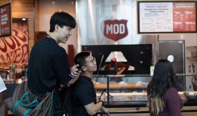 梦幻联动!杨瀚森现身WTT 现场观看王楚钦比赛