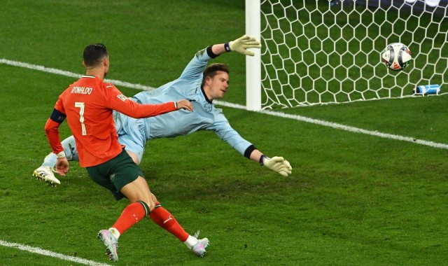 巴萨门将三选一，弗里克与管理层期盼特狮离队，寻找新东家！